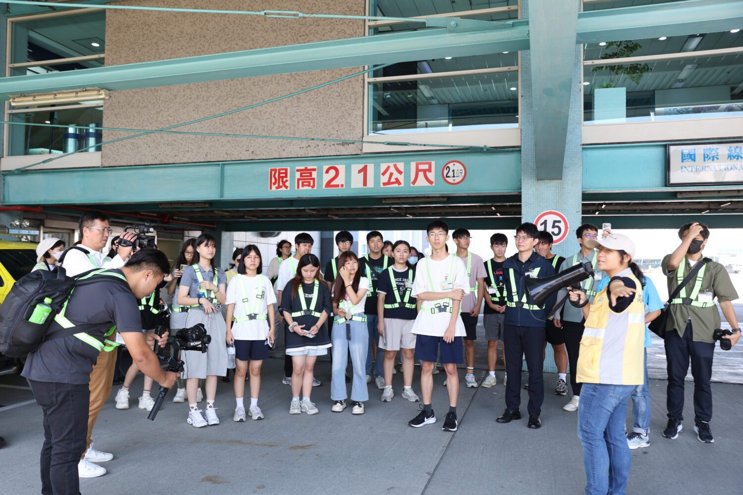 直擊飛安守門人! 高雄青年搶進小港機場 解鎖航務職涯日常 直擊飛安守門人! 高雄青年搶進小港機場 解鎖航務職涯日常