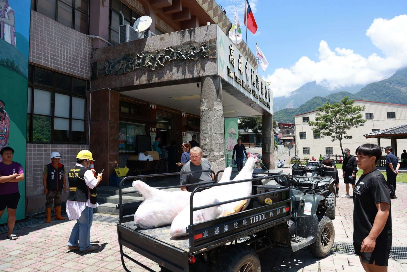 高市府送暖原鄉　陳其邁今日親赴桃源北三里送整豬 　