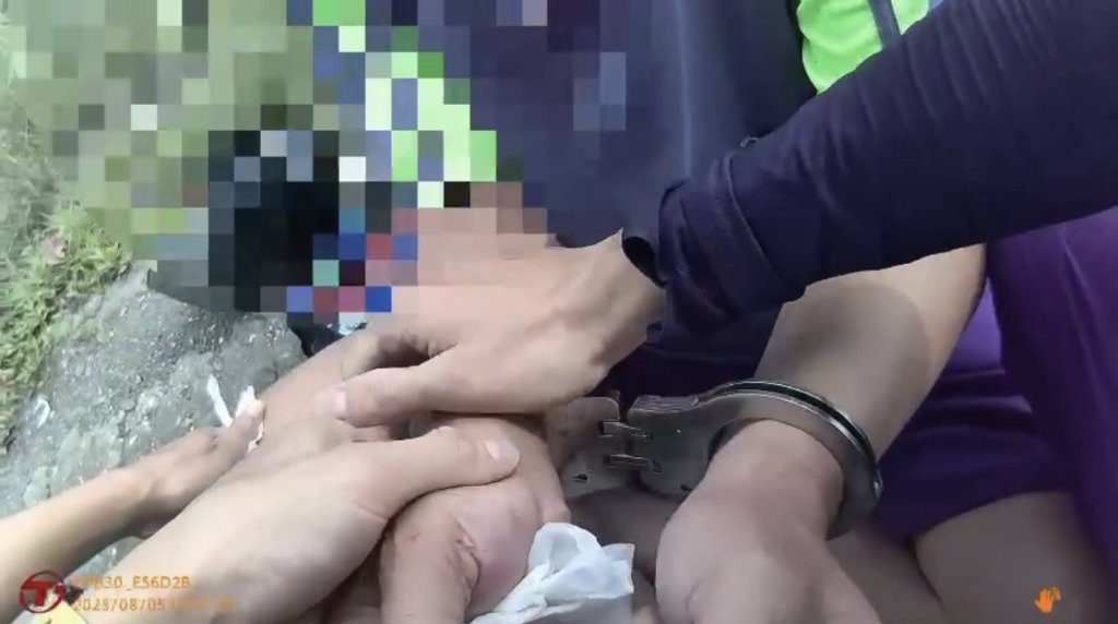 影/屏東醉男違規拒測發酒瘋 突揮拳毆警 2民眾協助壓制逮捕