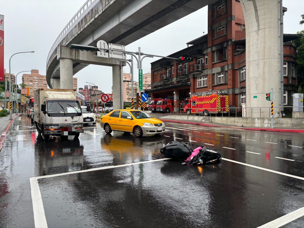 「凍未條啦」！新店騎士停等紅燈遭後方貨車追撞　疑天雨路滑釀禍