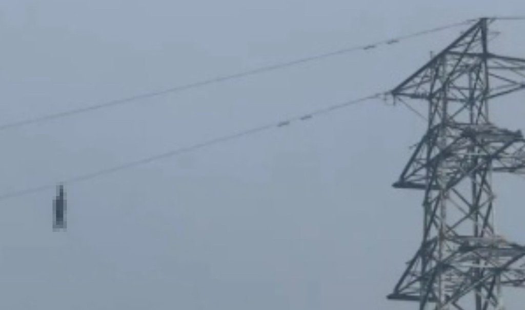 驚悚!龜山高壓電塔赫見人體吊掛 警消台電研擬救援方案 驚悚!龜山高壓電塔赫見人體吊掛 警消台電研擬救援方案