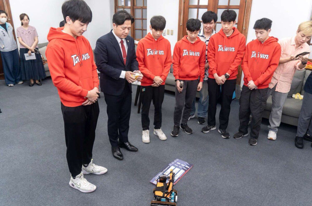 新竹學子組隊勇奪Robofest世界賽冠軍！邱臣遠代理市長接見 肯定讓世界看見台灣創造力