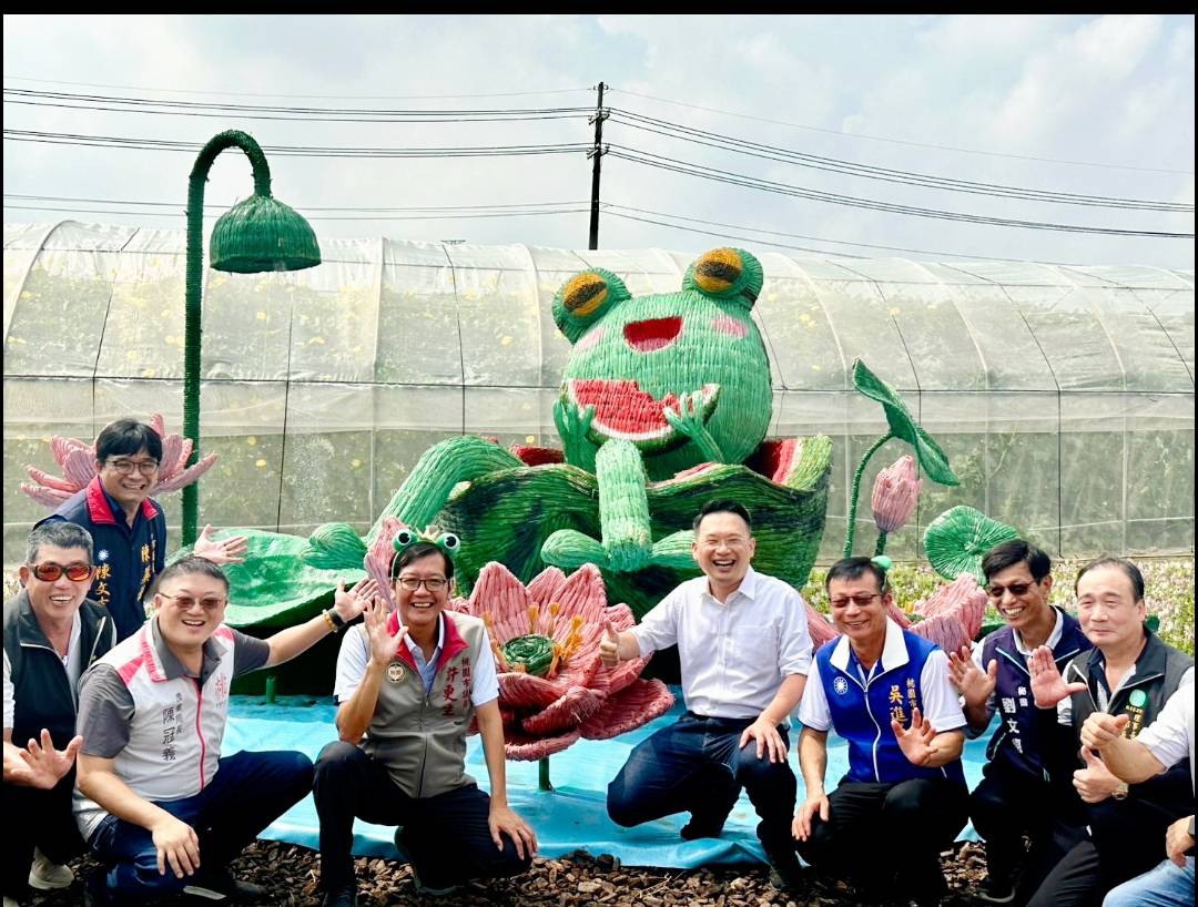 「女蜘蛛人」攀桃園蓮花季裝置藝術拍照 農業局:可近觀而不可褻玩焉 「女蜘蛛人」攀桃園蓮花季裝置藝術拍照 農業局:可近觀而不可褻玩焉