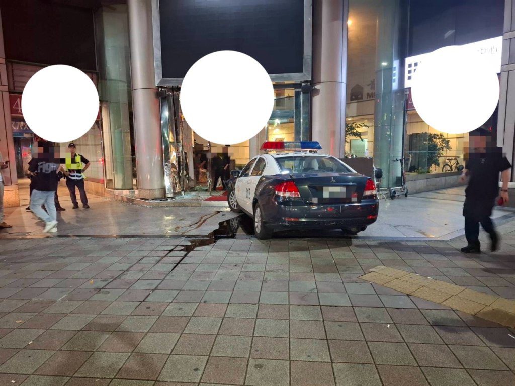 警車支援糾紛任務!疑煞車失靈失控衝撞大樓 2民眾遭玻璃割傷 警車支援糾紛任務!疑煞車失靈失控衝撞大樓 2民眾遭玻璃割傷