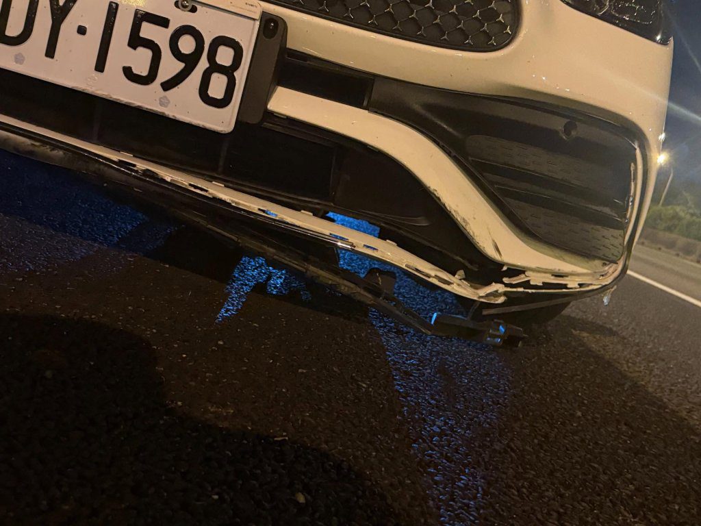 國道驚魂!永康交流道驚見「巨大異物」 賓士C300底盤慘毀 國道驚魂!永康交流道驚見「巨大異物」 賓士C300底盤慘毀