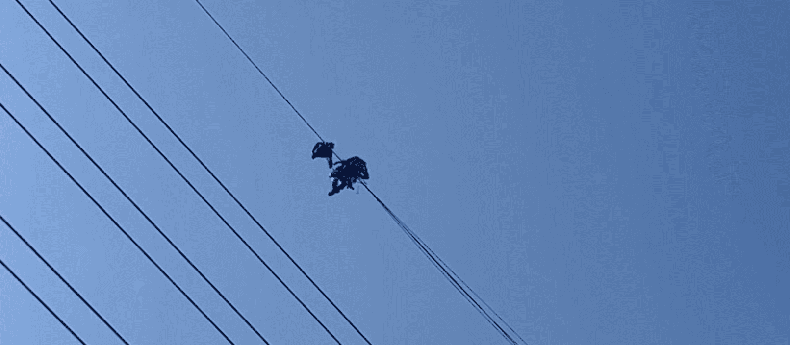 桃園龜山高壓電塔命案 遺體掛20層樓高電線死者身分待查