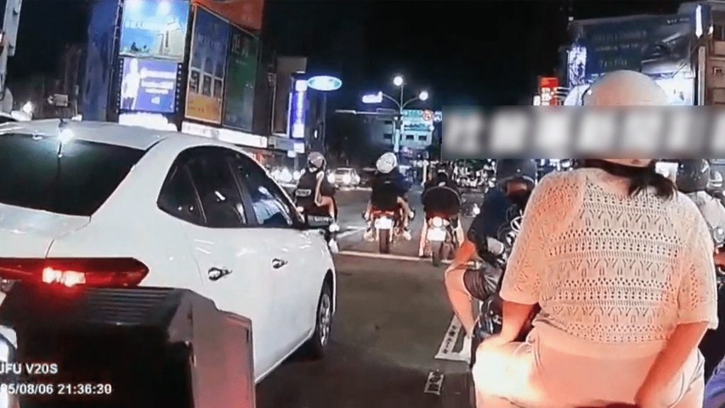 路口秀孤輪出包！後座熱褲妹慘摔…畫面瘋傳　警方要罰了