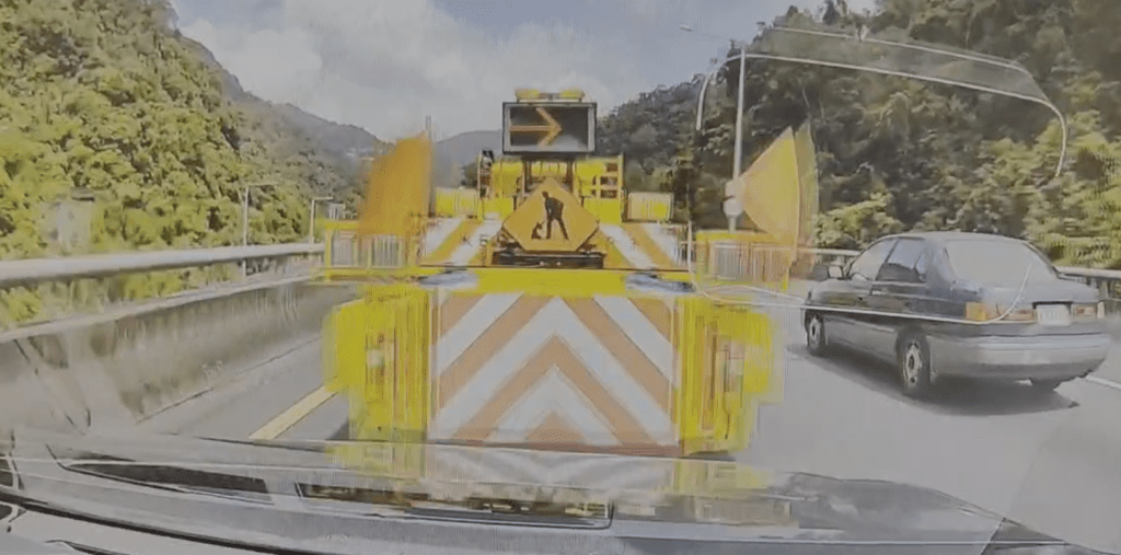 撞擊畫面曝光！又是開輔駕車肇事　國道5號自小客車追撞緩撞車車撞爛