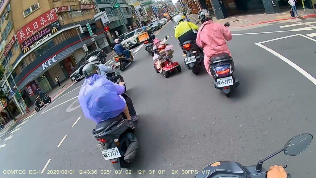 影／無敵移動神主牌！阿嬤騎電動代步車「逆向過彎」逼停10多輛機車　騎士：太扯了啦