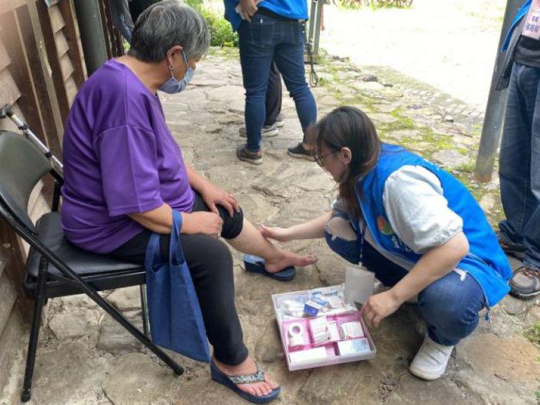 看見人性的溫柔! 竹縣護理師黃兆培回鄉服務獲績優肯定 看見人性的溫柔! 竹縣護理師黃兆培回鄉服務獲績優肯定
