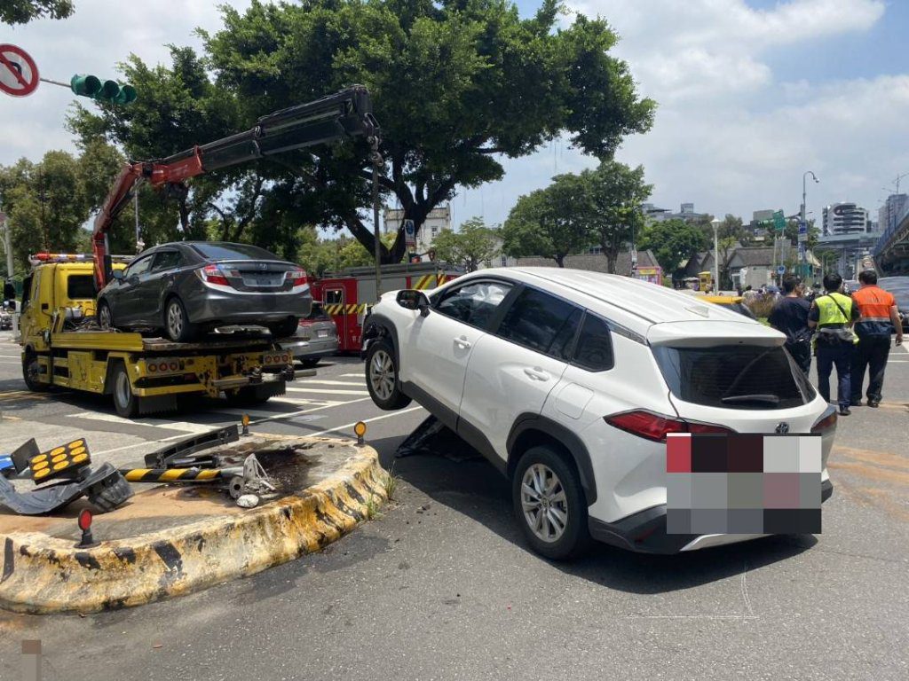 救護車鳴笛直衝十字路口　多元計程車閃避不及3人受傷