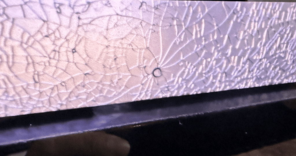 疑遭空氣槍或強力彈弓射擊！　烏日社區大樓住戶玻璃碎裂警調閱監視器追查中