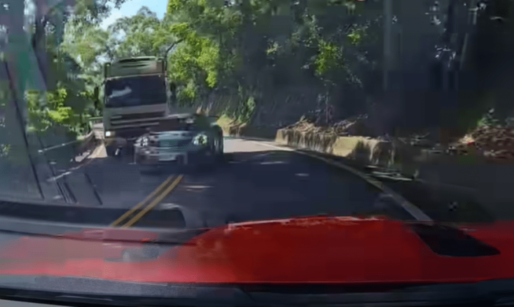 影／保時捷GT2RS北宜公路彎道逆向超車！疑家屬PO文「違規不對，但買網軍不給人活無法接受」貼出律師函　引發熱議