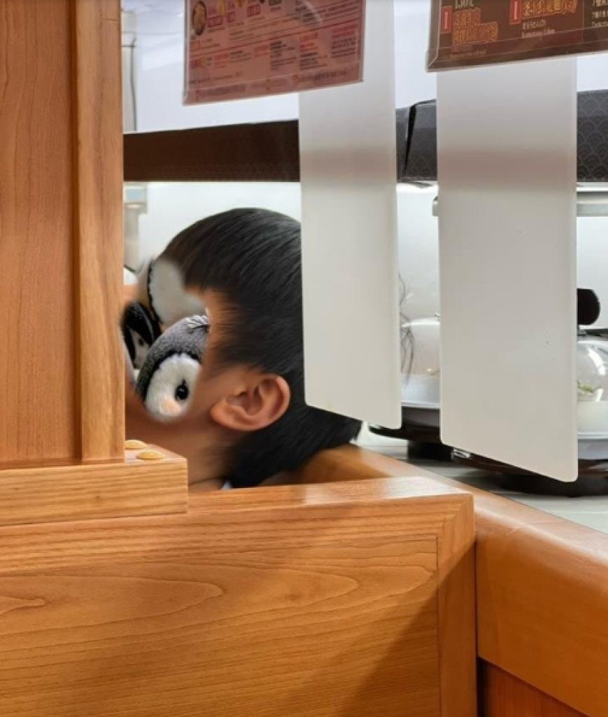 新店藏壽司驚見「頭靠軌道」男童　家長淡定離場惹怒網友