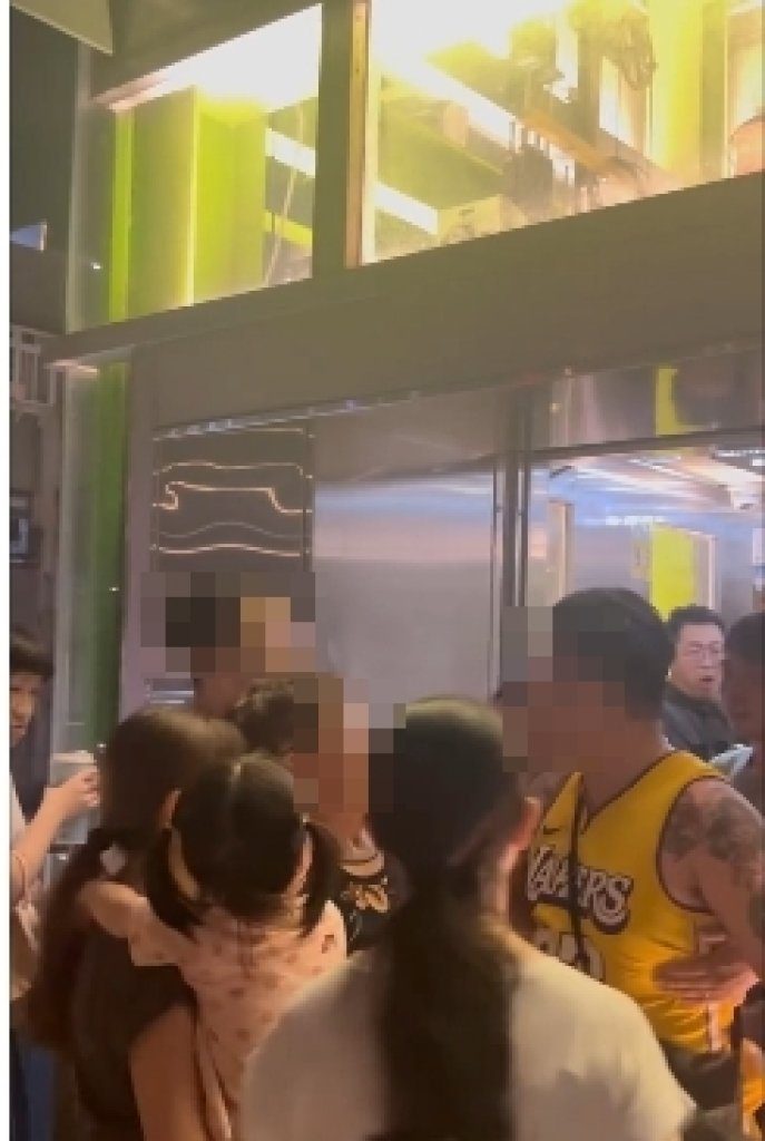 火氣開炸!大稻埕夏日節電梯口疑為搭乘 爆口角糾紛男嗆「派啥小」