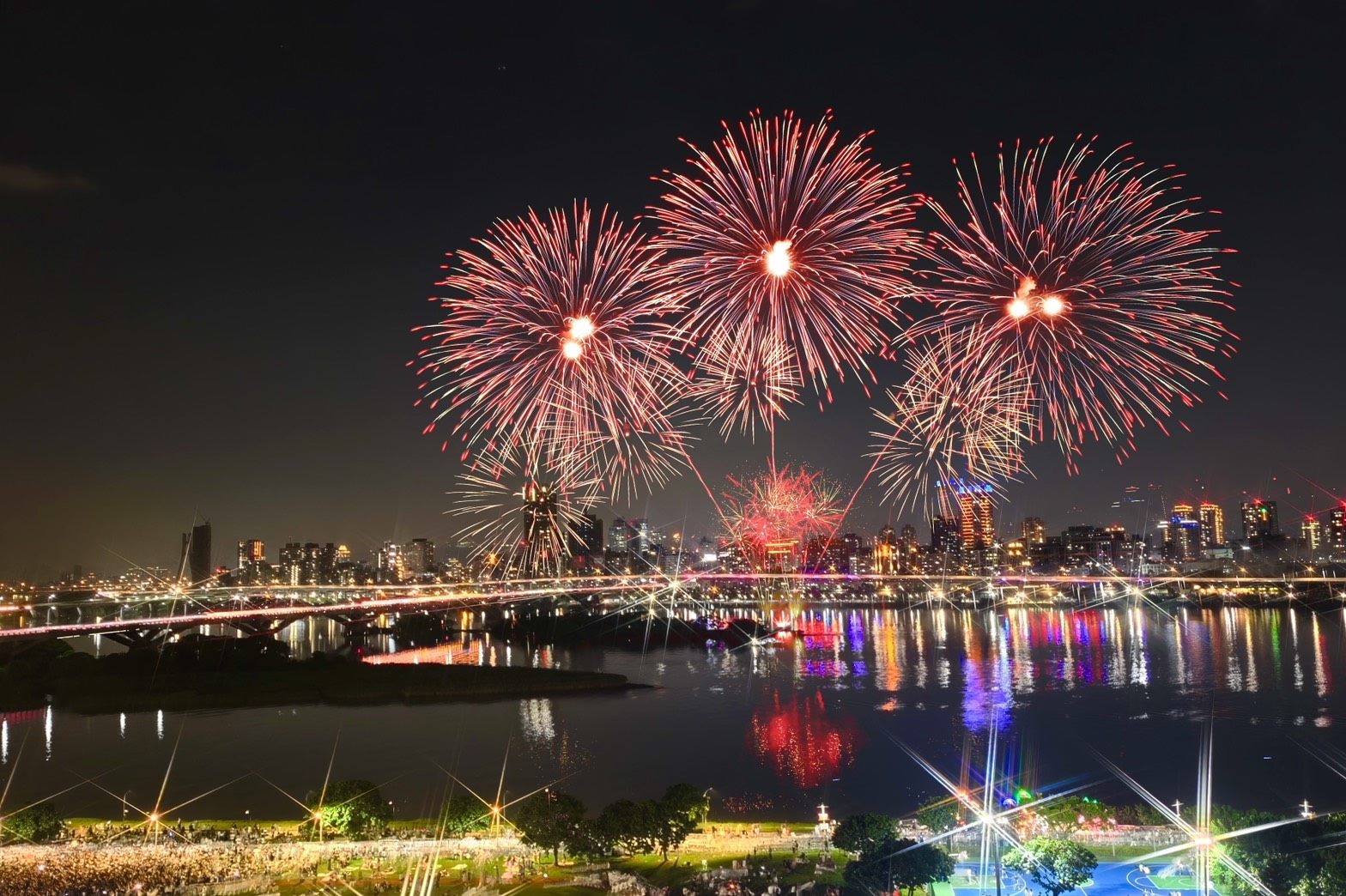 大稻埕夏日節璀璨開幕　吸引逾6.8萬人共賞煙火秀