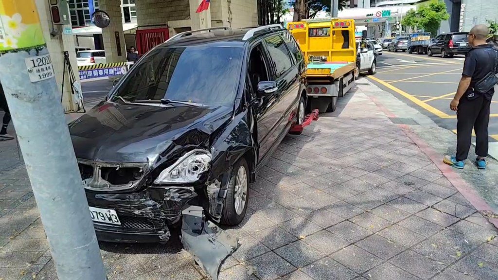 又是高齡駕駛!北投7旬翁追尾後爆衝連環撞 自撞石牌國中校門前燈桿才停下 又是高齡駕駛!北投7旬翁追尾後爆衝連環撞 自撞石牌國中校門前燈桿才停下