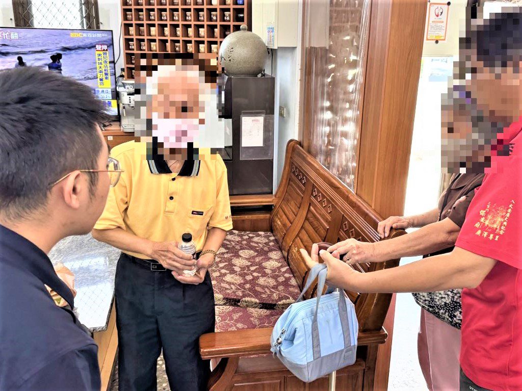 老翁突感身體不適 南門警即刻救援 老翁突感身體不適 南門警即刻救援