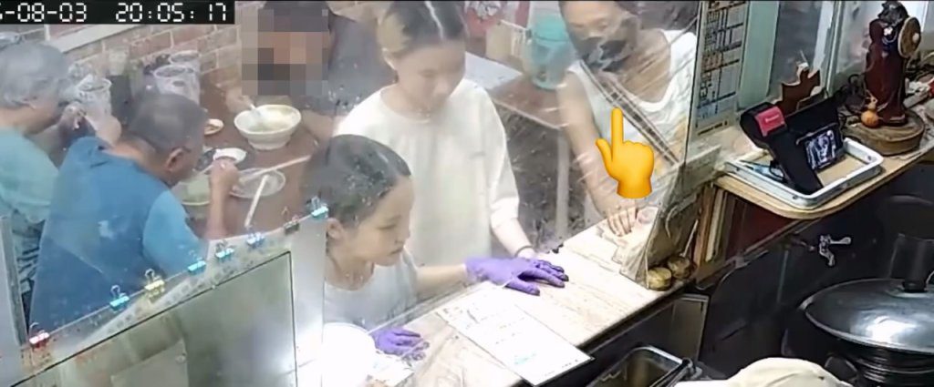 影/故意?女拿200結帳卻稱「給的是500」 高雄店家怒PO監視器打臉 影/故意?女拿200結帳卻稱「給的是500」 高雄店家怒PO監視器打臉