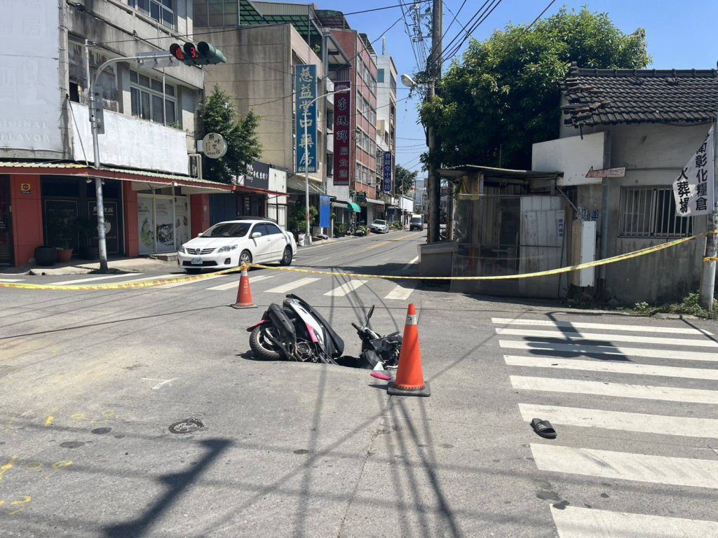 彰化二林路面現天坑! 機車騎士掉落受傷 彰化二林路面現天坑! 機車騎士掉落受傷