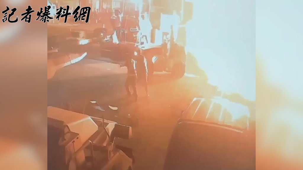爆炸瞬間曝光！土城大貨車卸貨勾斷電線　火花四射釀3千多戶停電