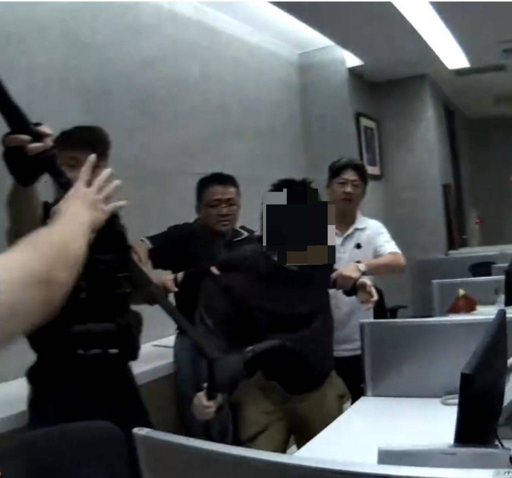 少林虎口奪刀!柔道國手隊長30秒擒暴徒救人質 少林虎口奪刀!柔道國手隊長30秒擒暴徒救人質