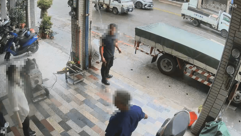 投訴/貨車誤上人行道引糾紛鄰居以「三字經」辱罵數分鐘 受害人決提告 投訴/貨車誤上人行道引糾紛鄰居以「三字經」辱罵數分鐘 受害人決提告