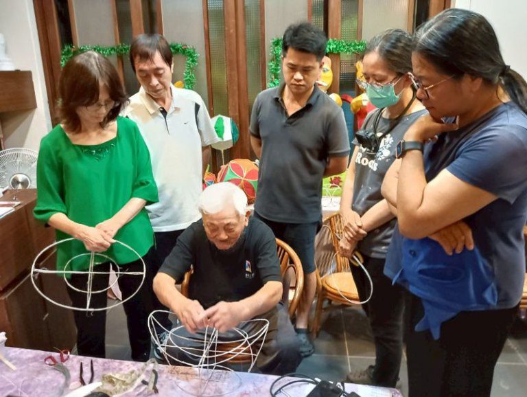 竹市推動花燈傳習計畫　98歲蕭在淦藝師親授技藝薪傳不輟