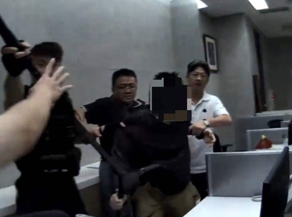 男持刀挾持寶雲寺女員工 隊長涂志宏英勇奪刀逮人 男持刀挾持寶雲寺女員工 隊長涂志宏英勇奪刀逮人