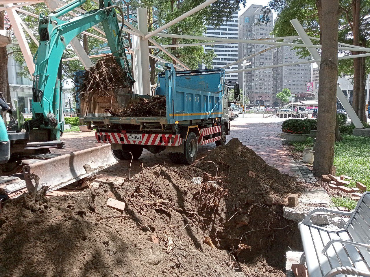 高雄亞灣新光園道改善預計8月完工 提升休憩及景觀環境 高雄亞灣新光園道改善預計8月完工 提升休憩及景觀環境