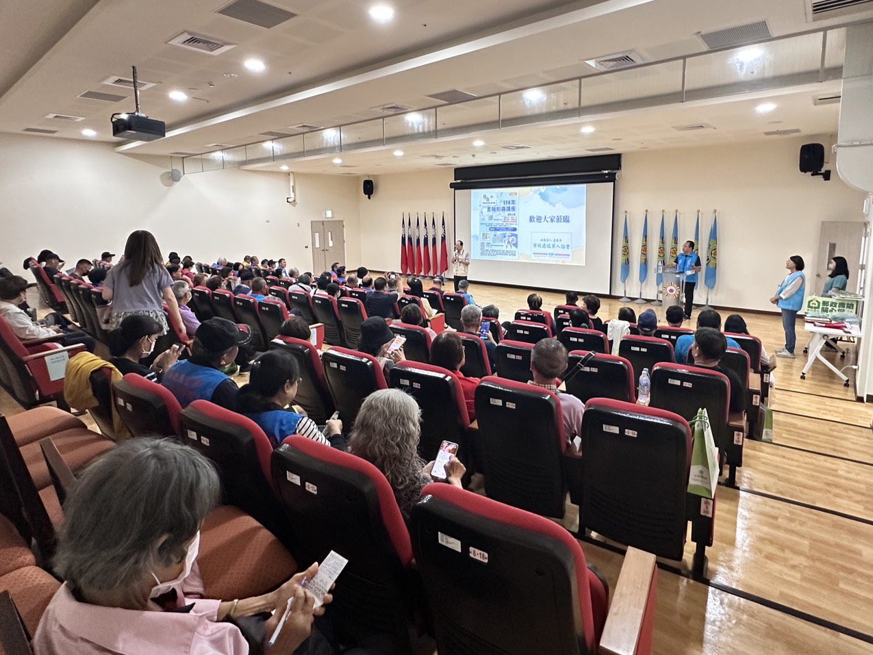 臺南郵局深入社區推普惠金融  攜手榮欣協會宣導防詐知識