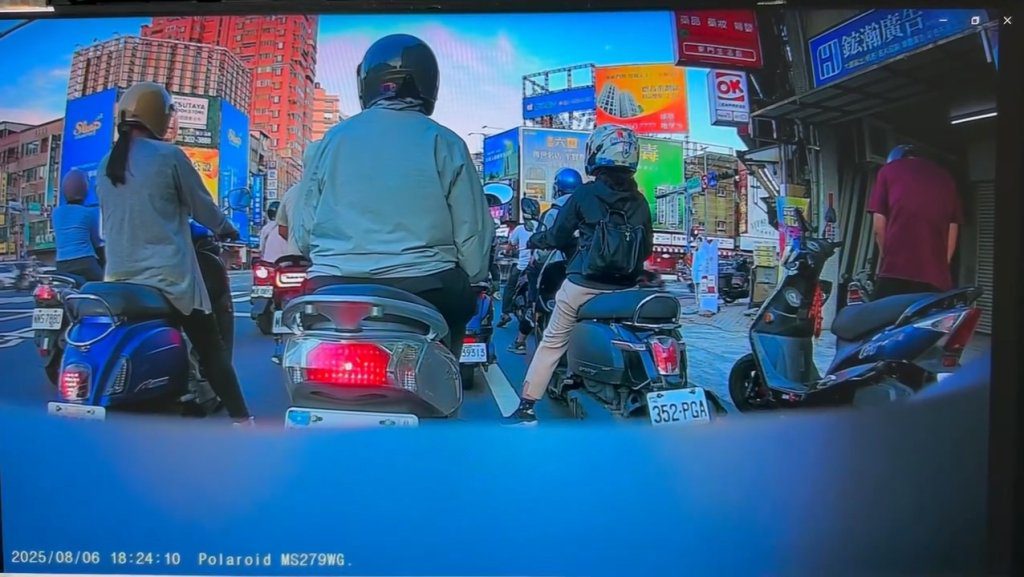 影/時間管理大師!台南男騎士等紅燈「直接下車尿尿」 目擊者:想不到這麼急 影/時間管理大師!台南男騎士等紅燈「直接下車尿尿」 目擊者:想不到這麼急