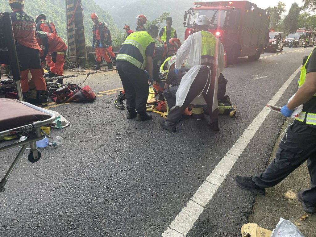 北宜大貨車不明原因衝下山谷 駕駛墜50米命危送醫 北宜大貨車不明原因衝下山谷 駕駛墜50米命危送醫