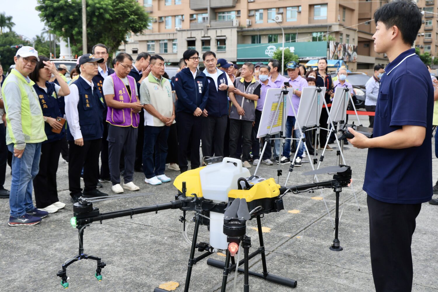 陳其邁視察民族及工協市場 無人機探查屋頂隱藏性孳生源 陳其邁視察民族及工協市場 無人機探查屋頂隱藏性孳生源