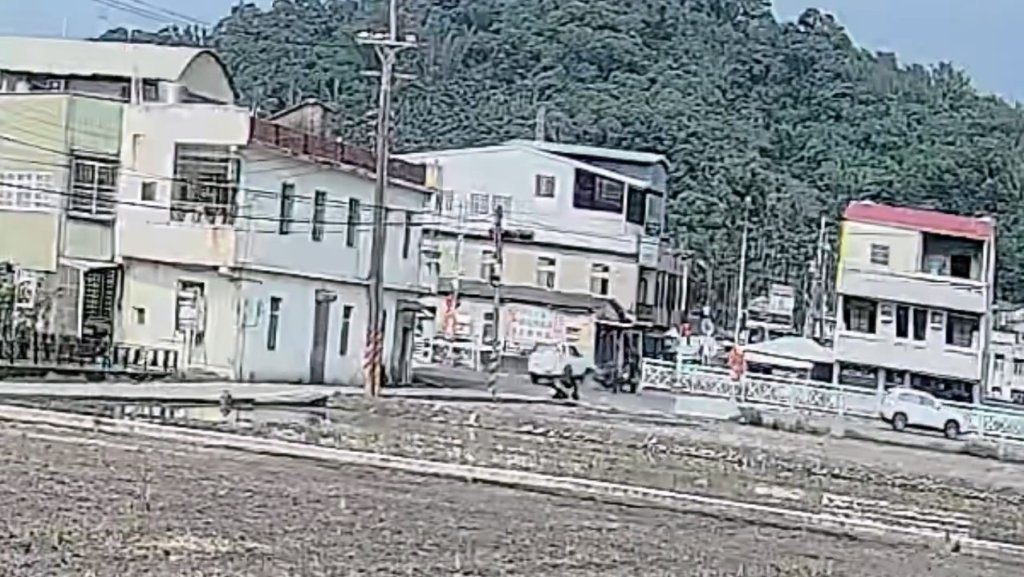 影/苗栗警匪追逐!嫌犯闖紅燈「撞飛騎士」棄車逃逸 過程全被監視器拍下 影/苗栗警匪追逐!嫌犯闖紅燈「撞飛騎士」棄車逃逸 過程全被監視器拍下