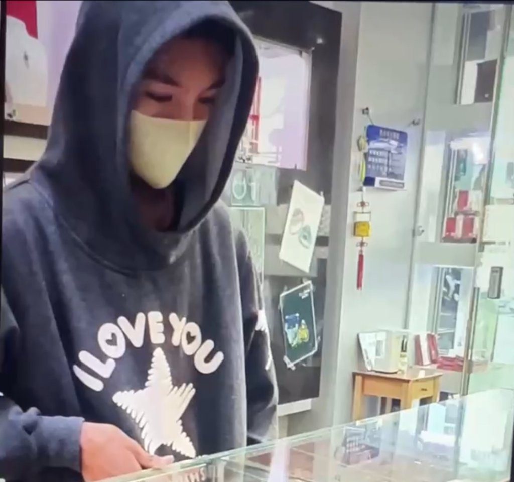 帽T男謊稱買父親節禮物 朝銀樓闆娘噴辣椒水 搶走逾60萬金鍊