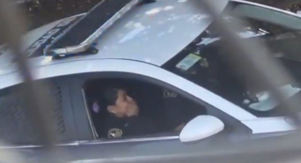 影/巡邏車內發生性行為!女警「忍不住呻吟急摀嘴」影片瘋傳 墨西哥當局火速調查 影/巡邏車內發生性行為!女警「忍不住呻吟急摀嘴」影片瘋傳 墨西哥當局火速調查