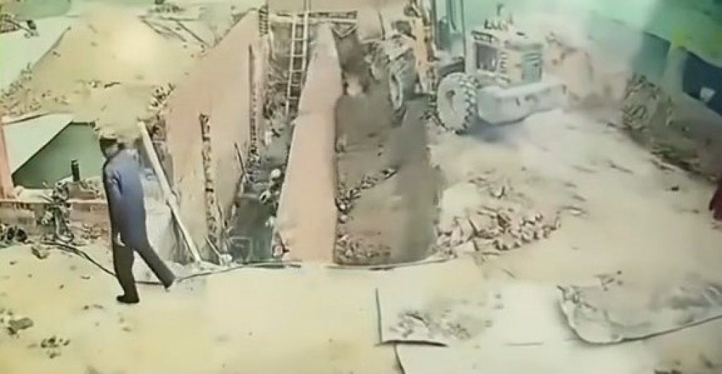 影/死亡事故!內蒙古化糞池牆身崩塌 2工人遭活埋影片瘋傳 影/死亡事故!內蒙古化糞池牆身崩塌 2工人遭活埋影片瘋傳