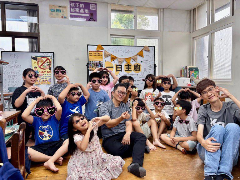 不一樣的父親節!民眾黨彰化縣主委化身「阿宗師」 揪自強兒做Pizza暖心過節 不一樣的父親節!民眾黨彰化縣主委化身「阿宗師」 揪自強兒做Pizza暖心過節