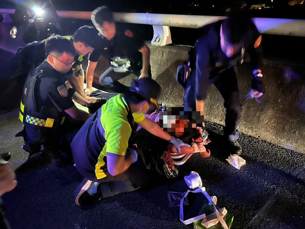 離譜!消防隊員救護竟遭攻擊救護車被開走 警消國道追逐攔車逮人送醫 離譜!消防隊員救護竟遭攻擊救護車被開走 警消國道追逐攔車逮人送醫