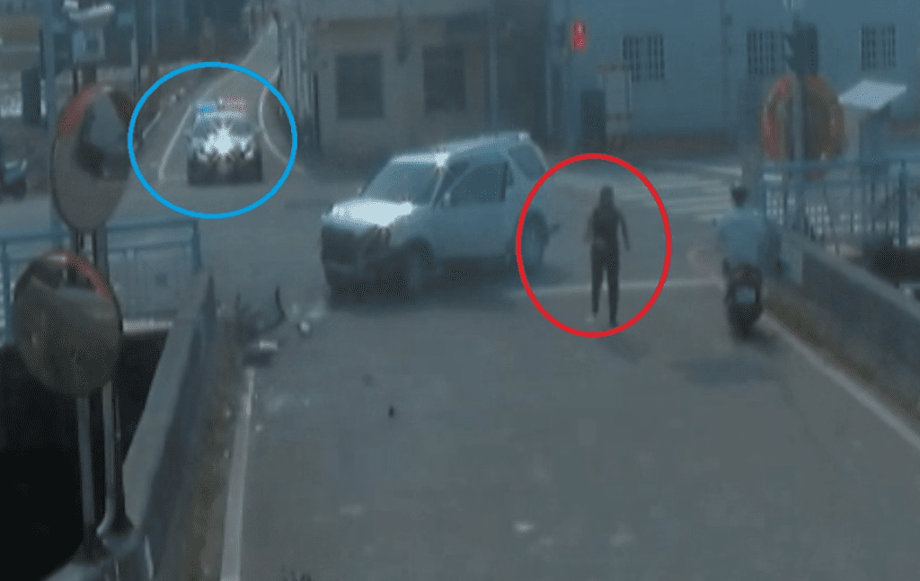 自小客車闖紅燈遭警車尾隨 二度闖紅燈撞機車駕駛棄車逃逸 自小客車闖紅燈遭警車尾隨 二度闖紅燈撞機車駕駛棄車逃逸