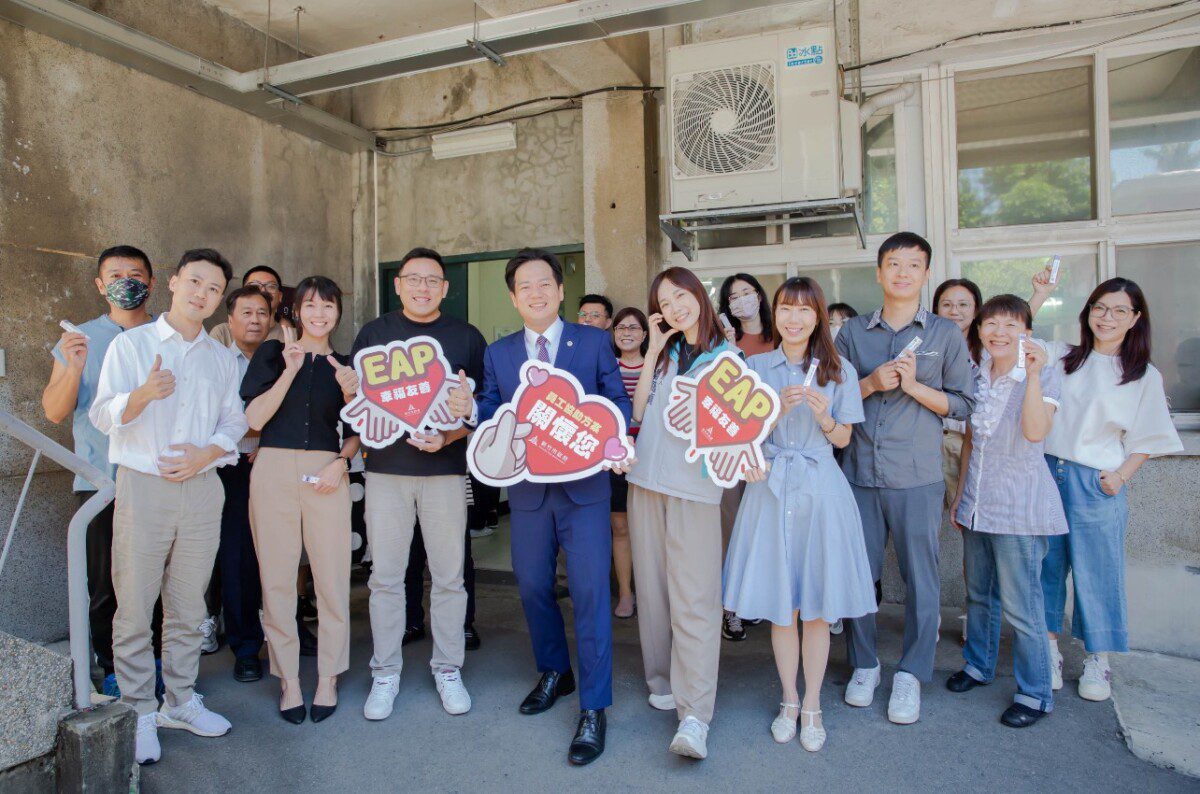 爸爸辛苦了!邱臣遠代理市長贈父親節暖心小禮 感謝市府同仁辛勞付出 爸爸辛苦了!邱臣遠代理市長贈父親節暖心小禮 感謝市府同仁辛勞付出