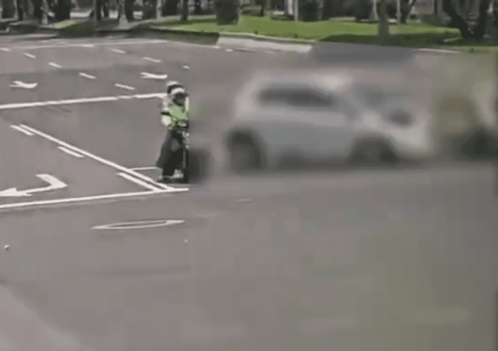 撞擊畫面曝光！　北投自小客車撞擊路口停等紅燈汽機車釀3傷