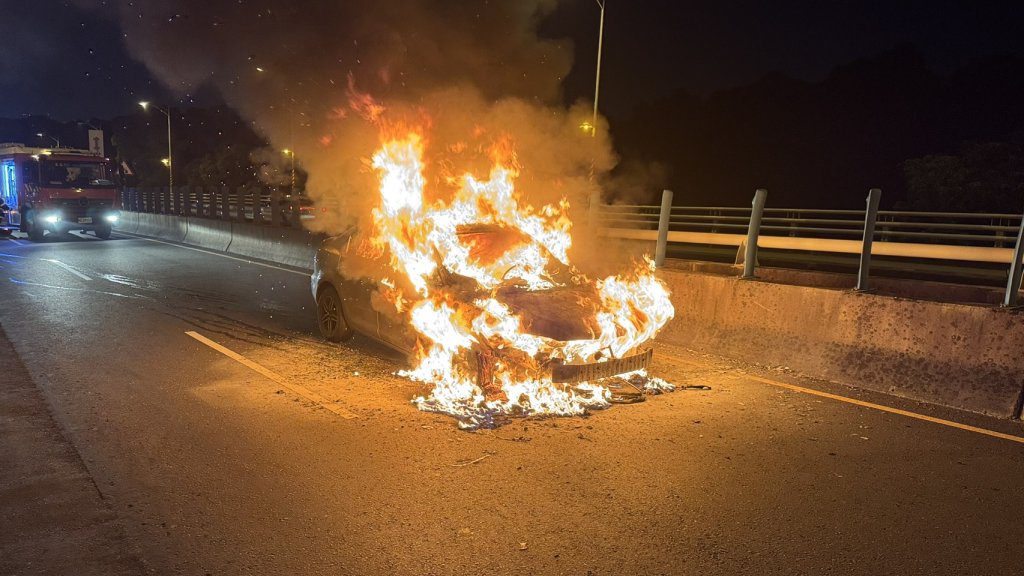 台74線彰化路段火燒車！　自小車被烈焰吞噬駕駛急逃生
