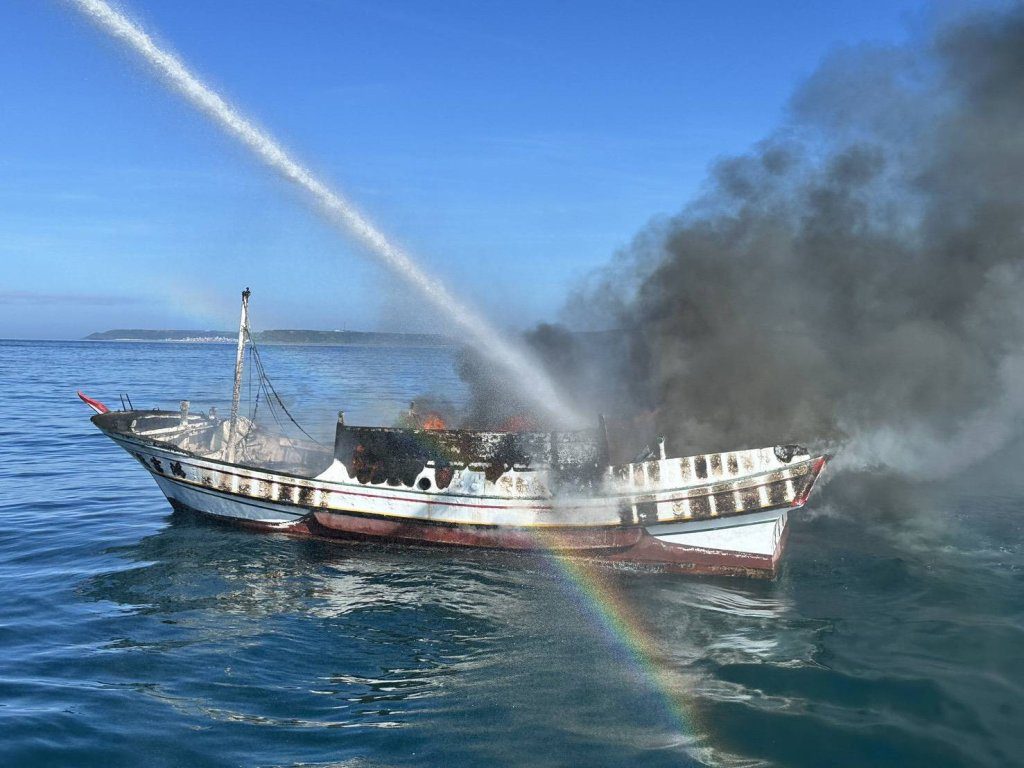 澎湖海域火燒船！　海巡艇立即馳援滅火