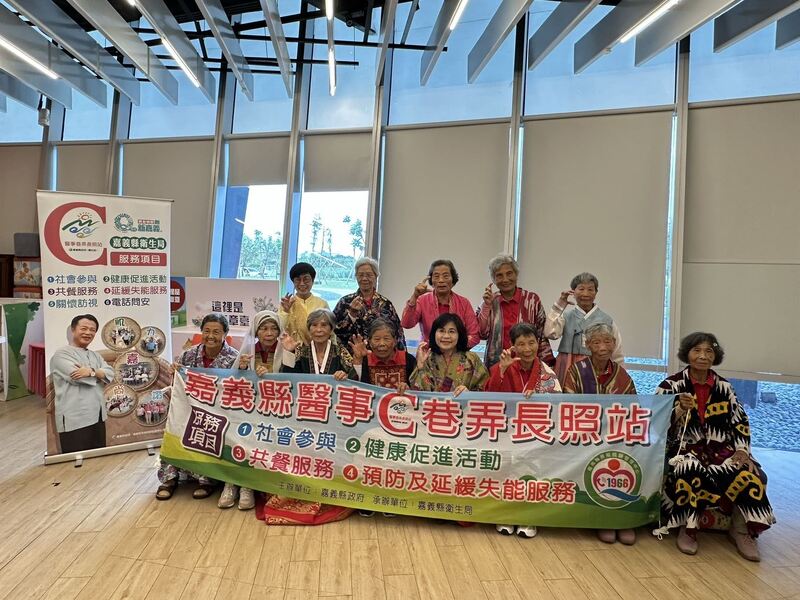 嘉縣560位長者C手遊故宮，走入國寶殿堂