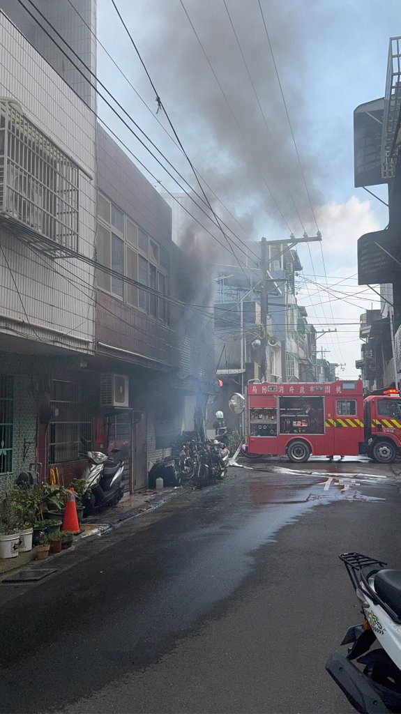 疑瓦斯外洩氣爆起火！　中壢民宅兩民眾全身50%二度燒燙傷