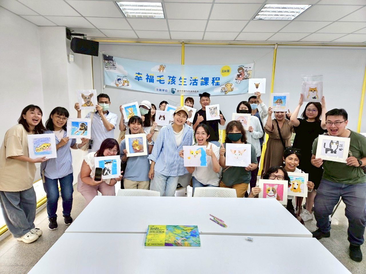 中市動物之家蠟筆課程 帶學員畫出毛孩的獨特模樣 中市動物之家蠟筆課程 帶學員畫出毛孩的獨特模樣