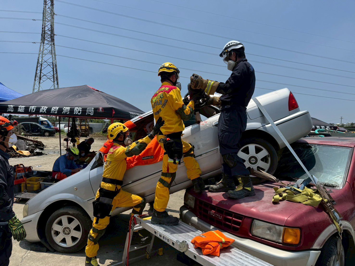 高雄消防局舉辦車禍救援訓練 提升消防及義消專業救援能力 高雄消防局舉辦車禍救援訓練 提升消防及義消專業救援能力