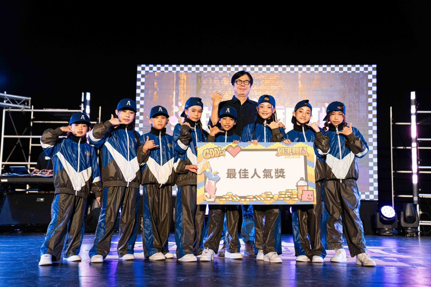 2025雄爭舞鬥歡慶國際青年日 陳其邁拜師學生體驗舞蹈　市長人氣爆表